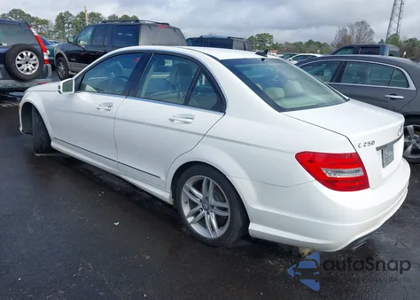 2013 Mercedes-Benz C 250 Luxury/Sport из США, поврежденный, VIN WDDGF4HB8DR286410